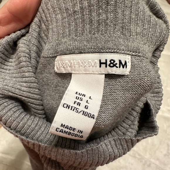 H&M cowl neck, shirt sleeved knit top size Large - Picture 2 of 4